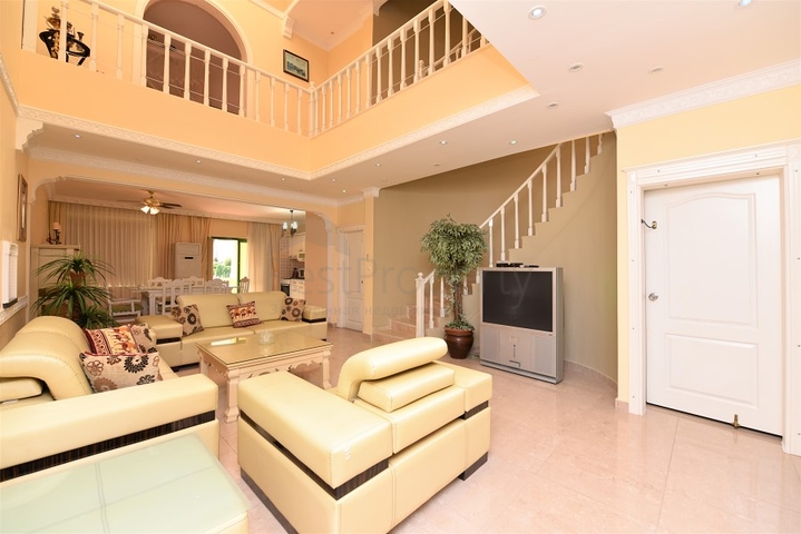 فيلا قريبة من البحر والخدمات في الانيا - تصميم 4+2 - في كاستل / الانيا 