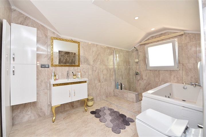 فلل للبيع في الانيا - اطلالة بحر -3 غرف وصالة -في مركز الانيا 