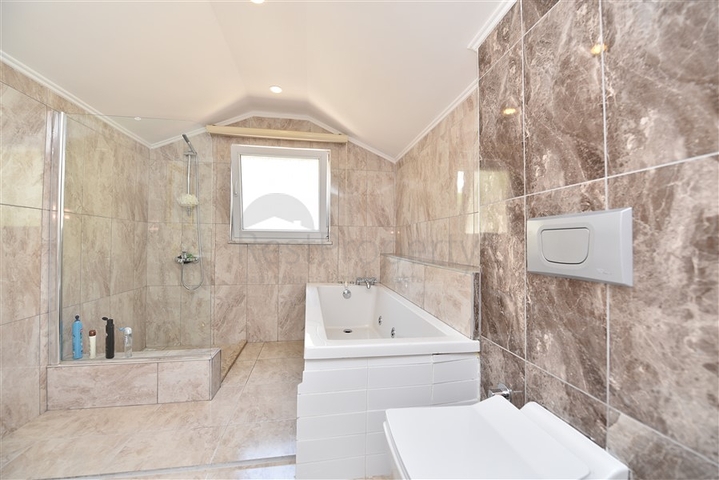 فلل للبيع في الانيا - اطلالة بحر -3 غرف وصالة -في مركز الانيا 