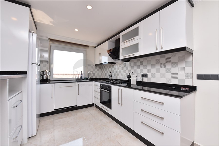 فلل للبيع في الانيا - اطلالة بحر -3 غرف وصالة -في مركز الانيا 