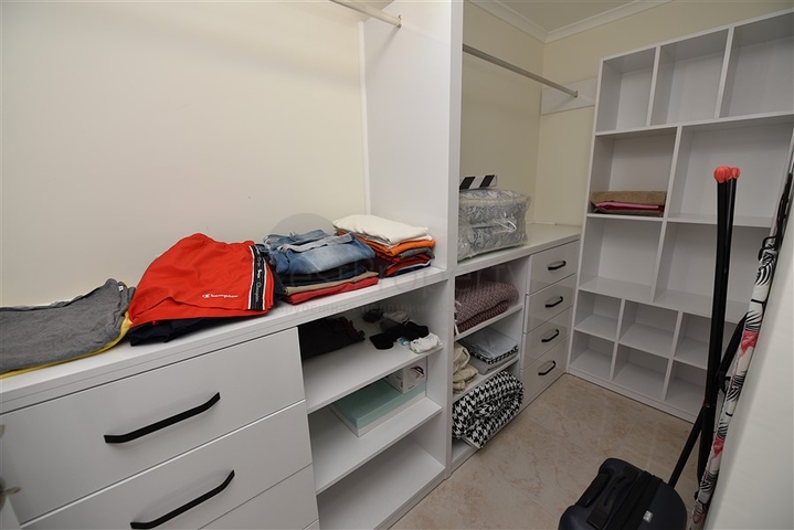 فلل للبيع في الانيا - اطلالة بحر -3 غرف وصالة -في مركز الانيا 