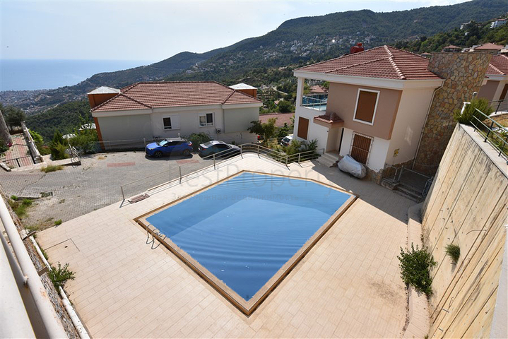 فلل للبيع في الانيا - اطلالة بحر -3 غرف وصالة -في مركز الانيا 