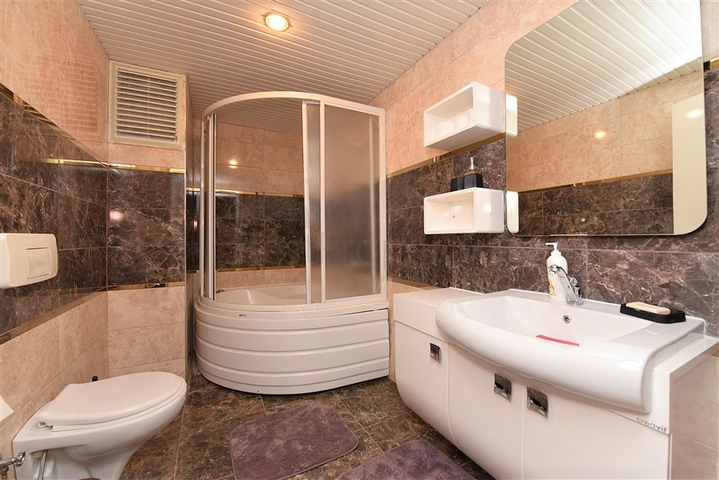 دوبلكس عائلية 4 غرف وصالة -جانب مول الانيوم -في اوبا / الانيا 