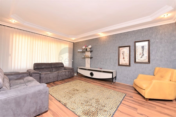 دوبلكس عائلية 4 غرف وصالة -جانب مول الانيوم -في اوبا / الانيا 