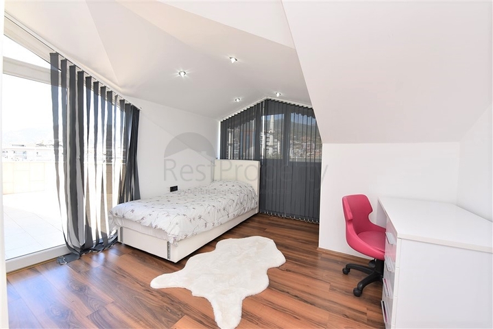 دوبلكس عائلية 4 غرف وصالة -جانب مول الانيوم -في اوبا / الانيا 