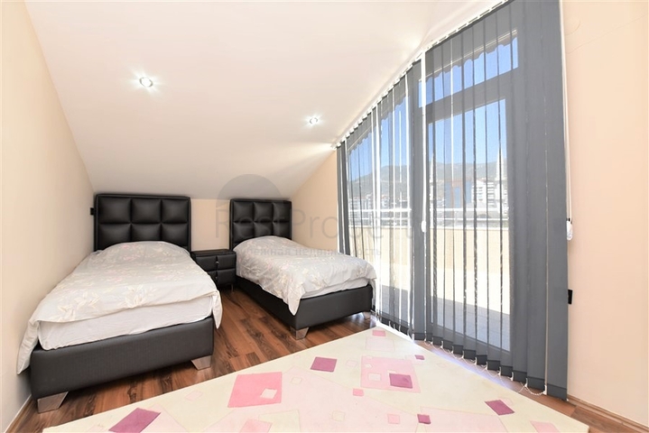 دوبلكس عائلية 4 غرف وصالة -جانب مول الانيوم -في اوبا / الانيا 