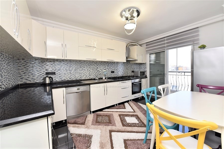 دوبلكس عائلية 4 غرف وصالة -جانب مول الانيوم -في اوبا / الانيا 