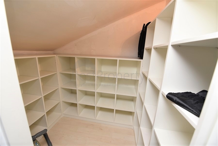 دوبلكس عائلية 4 غرف وصالة -جانب مول الانيوم -في اوبا / الانيا 