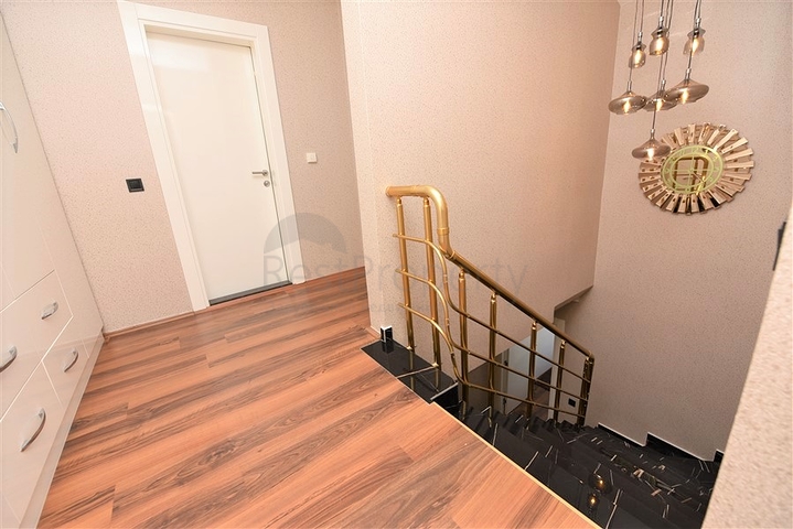 دوبلكس عائلية 4 غرف وصالة -جانب مول الانيوم -في اوبا / الانيا 