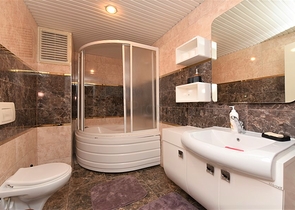 دوبلكس عائلية 4 غرف وصالة -جانب مول الانيوم -في اوبا / الانيا 