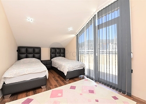 دوبلكس عائلية 4 غرف وصالة -جانب مول الانيوم -في اوبا / الانيا 