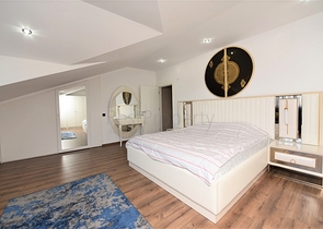 دوبلكس عائلية 4 غرف وصالة -جانب مول الانيوم -في اوبا / الانيا 