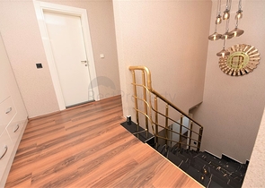 دوبلكس عائلية 4 غرف وصالة -جانب مول الانيوم -في اوبا / الانيا 