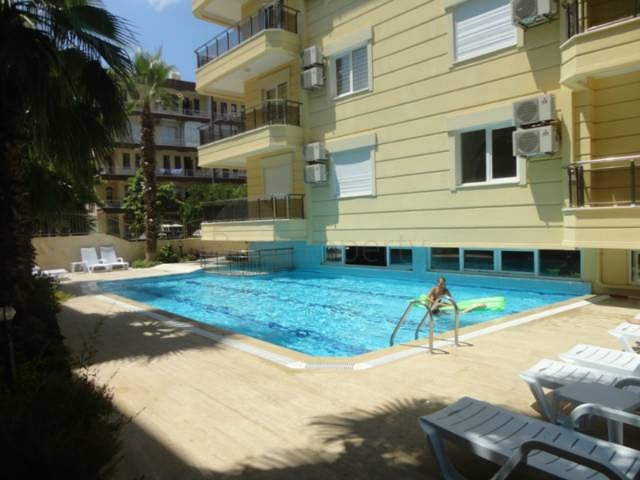 شقة مؤثثة في قلب مدينة ألانيا للبيع 