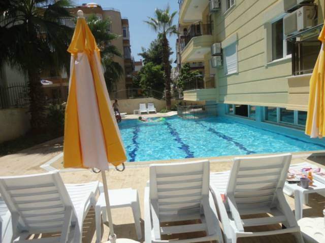 شقة مؤثثة في قلب مدينة ألانيا للبيع 