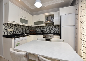 شقة مؤثثة في قلب مدينة ألانيا للبيع 