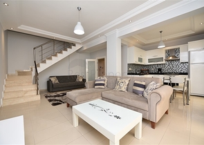 شقة مؤثثة في قلب مدينة ألانيا للبيع 