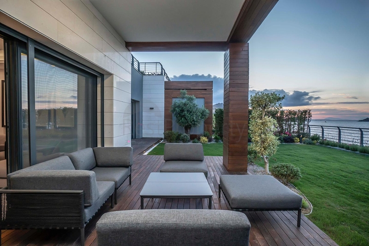 مجمع النخبة مع مفهوم الفندق على الساحل الأول في منطقة ياليكافاك