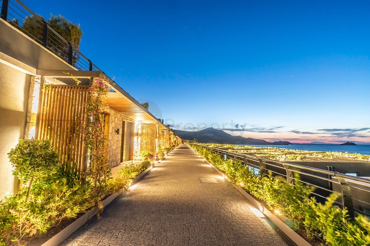 مجمع النخبة مع مفهوم الفندق على الساحل الأول في منطقة ياليكافاك