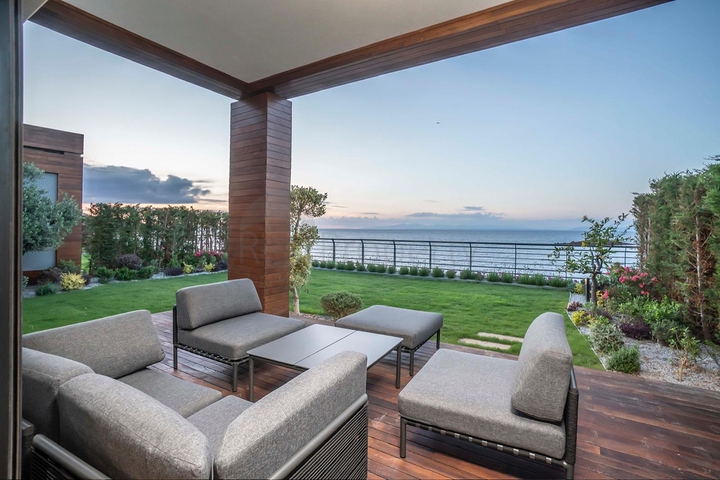 مجمع النخبة مع مفهوم الفندق على الساحل الأول في منطقة ياليكافاك