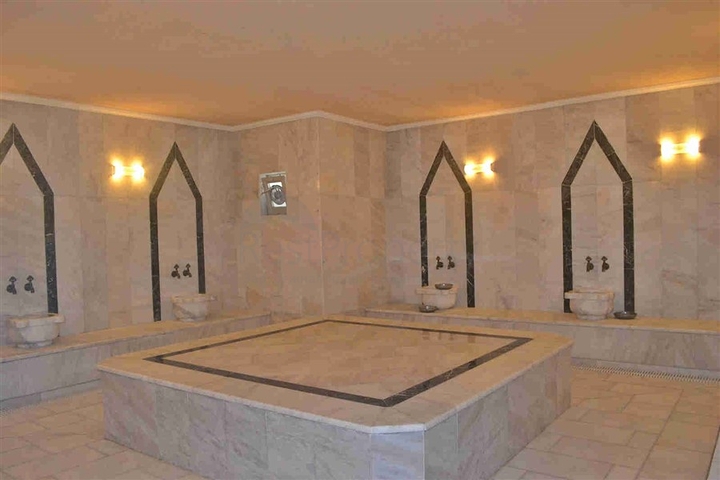 اطلالة بحر مباشرة -شقة 2 غرفة وصالة -ضمن مجمع فاخر -توسمور / الانيا 