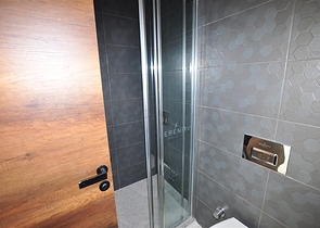 شقق في مهموتلار - تصميم غرفة وصالة -ضمن مجمع حديث فاخر -في محمودلار / الانيا 