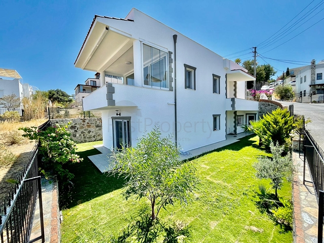 عقارات بودروم - فيلا فاخرة اطلالة بحر -4 غرف وصالة .