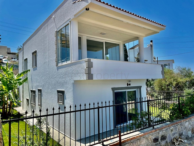 عقارات بودروم - فيلا فاخرة اطلالة بحر -4 غرف وصالة .