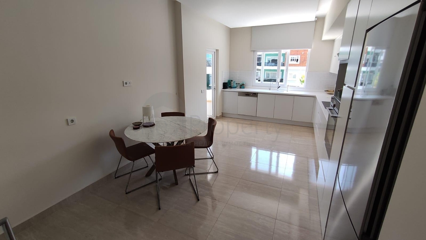 شقق للبيع الانيا - موقع مركزي -4 غرف وصالة -ضمن مجمع فاخر في اوبا /الانيا 