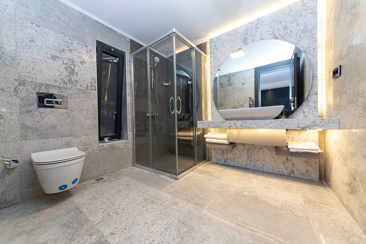 فلل للبيع في بودروم - فاخرة باطلالة بحر - 6 غرف وصالة .