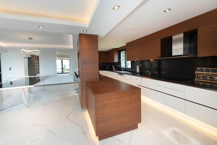 فلل للبيع في بودروم - فاخرة باطلالة بحر - 6 غرف وصالة .