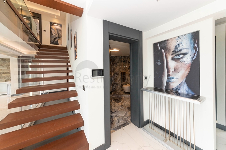 فلل للبيع في بودروم - فاخرة باطلالة بحر - 6 غرف وصالة .