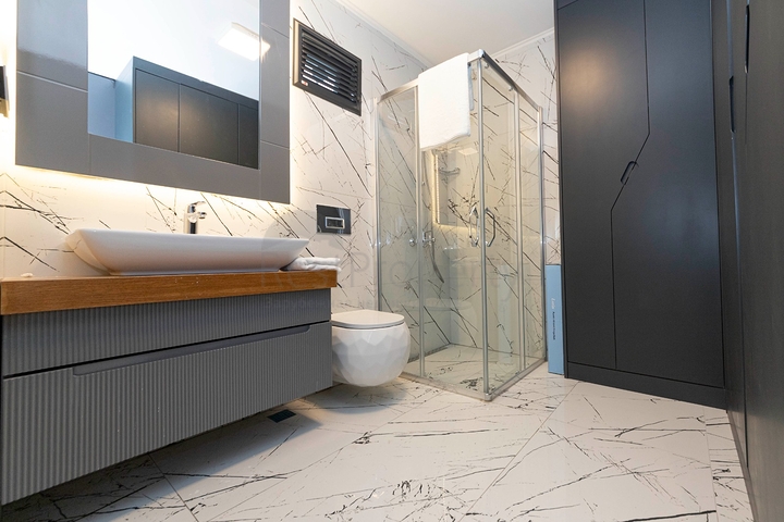 فلل للبيع في بودروم - فاخرة باطلالة بحر - 6 غرف وصالة .