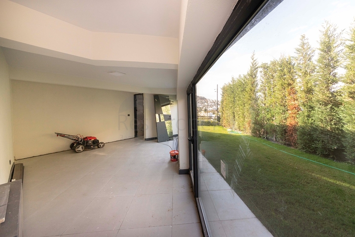 فلل للبيع في بودروم - فاخرة باطلالة بحر - 6 غرف وصالة .