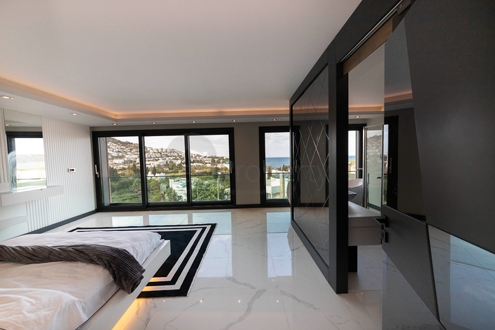 فلل للبيع في بودروم - فاخرة باطلالة بحر - 6 غرف وصالة .