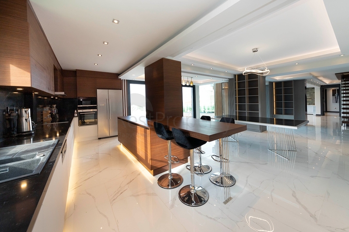 فلل للبيع في بودروم - فاخرة باطلالة بحر - 6 غرف وصالة .