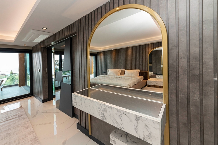 فلل للبيع في بودروم - فاخرة باطلالة بحر - 6 غرف وصالة .