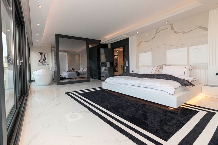 فلل للبيع في بودروم - فاخرة باطلالة بحر - 6 غرف وصالة .