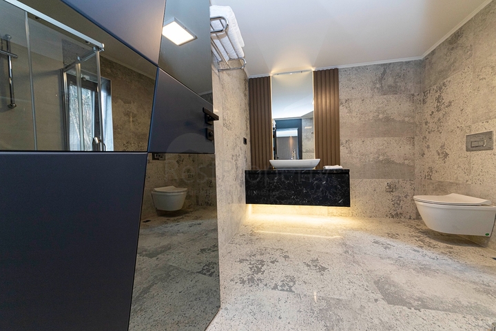 فلل للبيع في بودروم - فاخرة باطلالة بحر - 6 غرف وصالة .