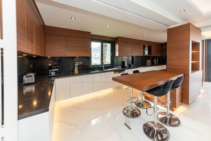 فلل للبيع في بودروم - فاخرة باطلالة بحر - 6 غرف وصالة .