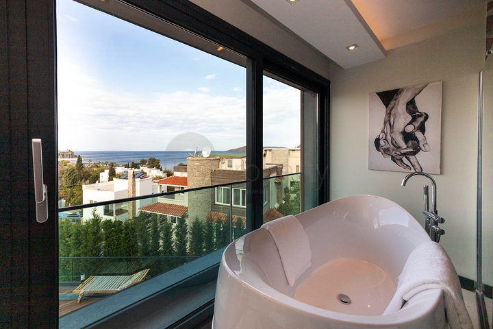 فلل للبيع في بودروم - فاخرة باطلالة بحر - 6 غرف وصالة .