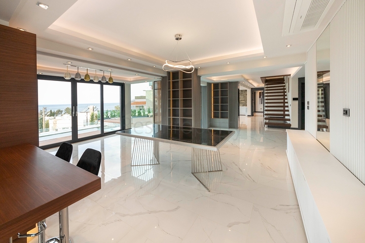 فلل للبيع في بودروم - فاخرة باطلالة بحر - 6 غرف وصالة .