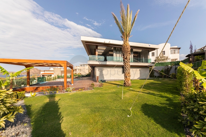 فلل للبيع في بودروم - فاخرة باطلالة بحر - 6 غرف وصالة .