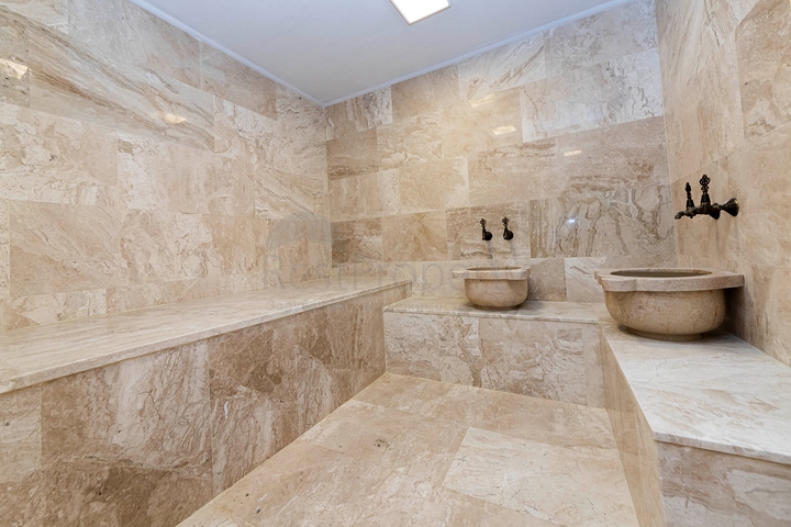 فلل للبيع في بودروم - فاخرة باطلالة بحر - 6 غرف وصالة .