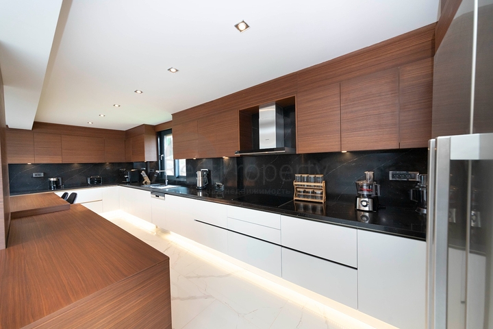 فلل للبيع في بودروم - فاخرة باطلالة بحر - 6 غرف وصالة .