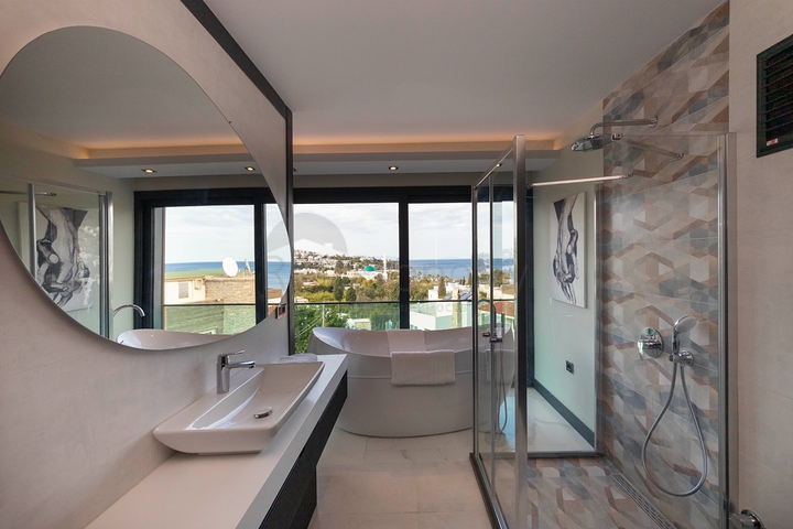 فلل للبيع في بودروم - فاخرة باطلالة بحر - 6 غرف وصالة .