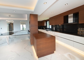 فلل للبيع في بودروم - فاخرة باطلالة بحر - 6 غرف وصالة .