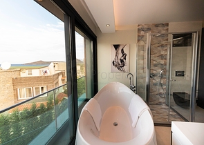 فلل للبيع في بودروم - فاخرة باطلالة بحر - 6 غرف وصالة .