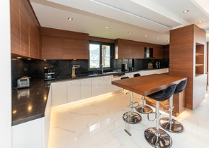 فلل للبيع في بودروم - فاخرة باطلالة بحر - 6 غرف وصالة .