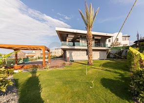 فلل للبيع في بودروم - فاخرة باطلالة بحر - 6 غرف وصالة .